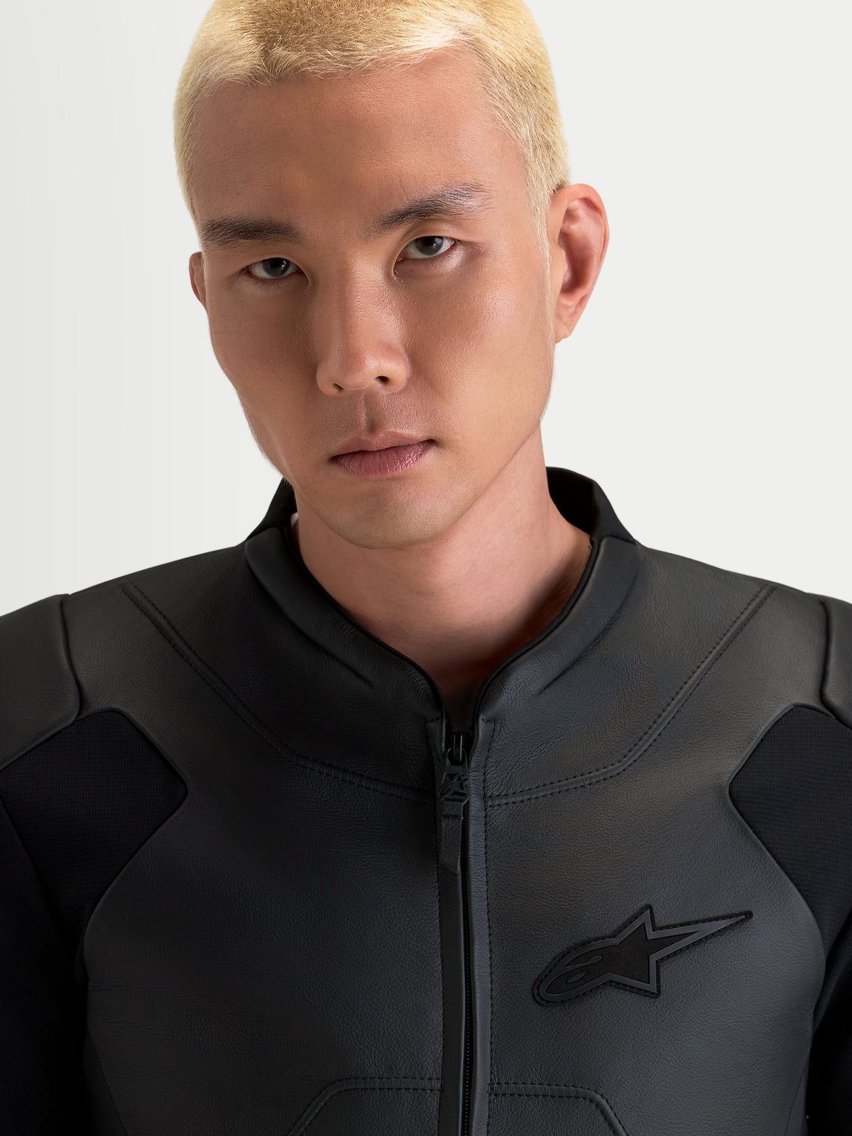 Alpinestars Caliber V2 leren jas, heren-motorjas in het zwart, portret van dichtbij waarop de ergonomische kraag en premium volnerfleer constructie te zien zijn
