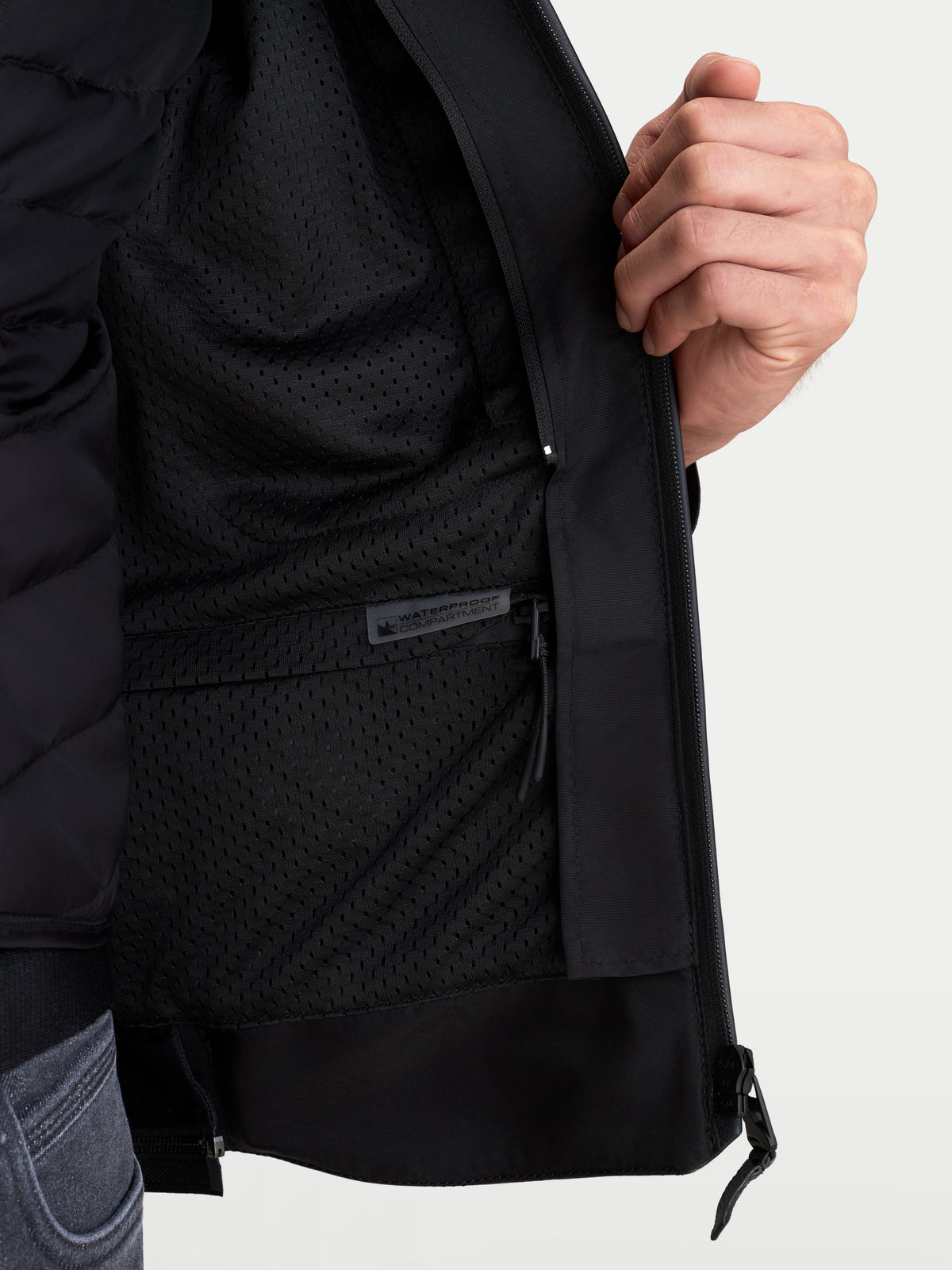 Alpinestars Caliber V 2 Leren jas, motorjas, zwart, detailopname van het waterdichte binnenvak en de mesh voering