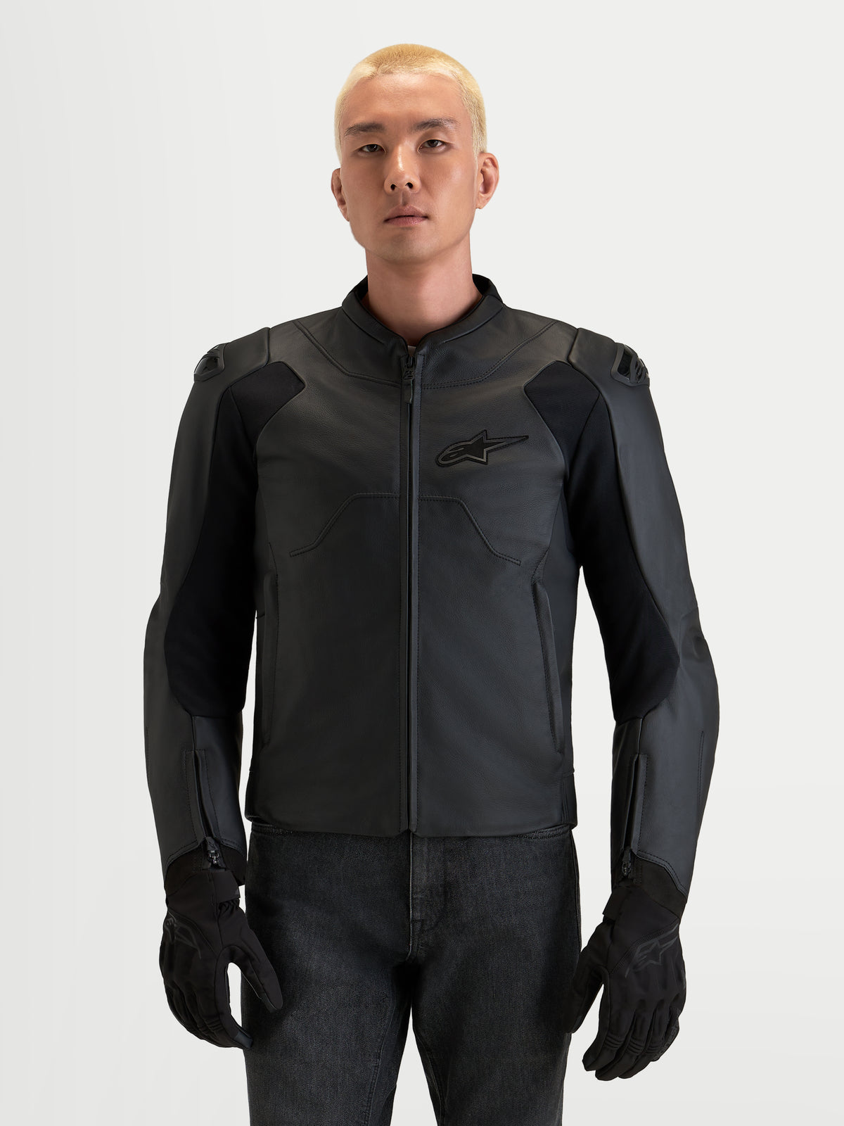Alpinestars Caliber V 2 leren jas, heren motorjas, zwart, volnerfleer met DFS-schouderbescherming gedragen door een model