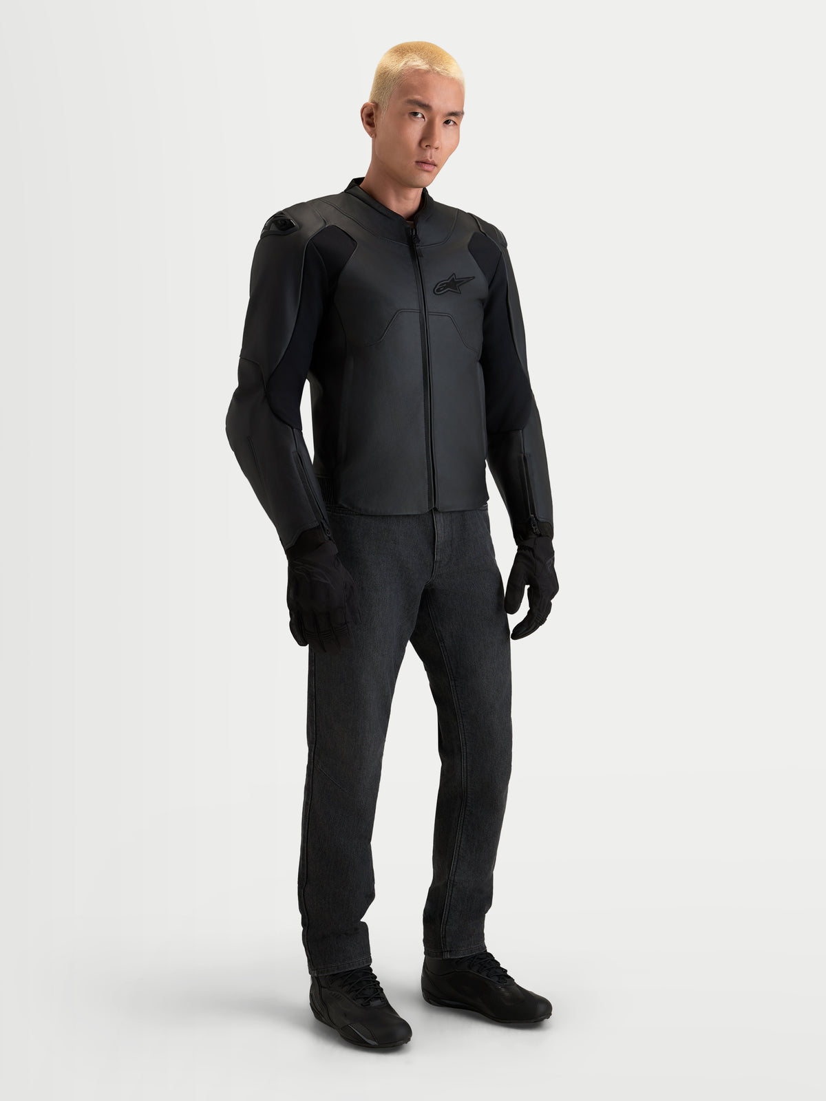 Alpinestars Caliber V2 leren jas, heren motorjas van zwart leer met sportfit, CE-gecertificeerde AA-bescherming en low-profile DFS-schouders, gedragen door een model