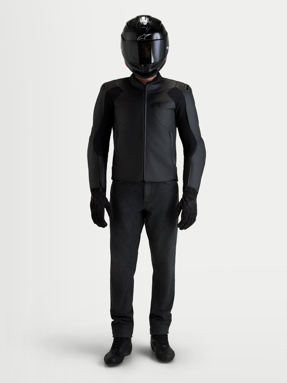 Alpinestars Caliber V2 leren jas, heren motorjas in het zwart, voorzien van onopvallende DFS-schouderbeschermers en een sportieve pasvorm, gedragen door een rijder