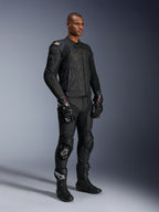 Mannelijk model draagt de Alpinestars Dusk leren jas in Black Laser, gecombineerd met bijpassende zwarte leren racebroek, GP Pro handschoenen en performance circuitlaarzen. Volledige motorrace-uitrusting met externe DFS schouderbescherming en een strakke atletische pasvorm voor sportief rijden en op de weg.