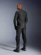 Alpinestars Dusk Leren Jas, motorjas, Black Laser, achteraanzicht op een model in volledige leren race-uitrusting, 3D multi-panel constructie met laser-geëtste branding, hoogwaardig runderleer voor sportief en straatgebruik.