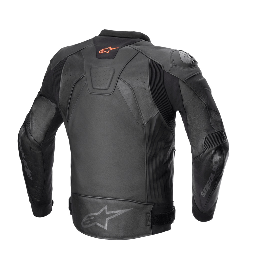 Alpinestars GP Plus V4 Leren Jas, sportmotorjas, zwart, achteraanzicht met rood Astar-logo op de nek, grijs Astar-logo op de onderrug, runderleren constructie met A-CS™ Plus stretchpanelen