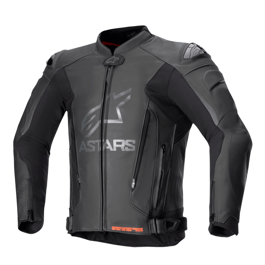 Alpinestars GP Plus V4 leren motorjas, zwarte motorracejas met zilverkleurige ASTARS-branding op de borst, ritssluiting aan de voorzijde, externe DFS-schoudersliders, ventilatieritsen op de buik, verstelbare taillebanden, rode accenten aan de binnenkant van de kraag, premium leer en technische stretchconstructie