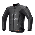 Alpinestars GP Plus V4 leren motorjas, zwarte motorracejas met zilverkleurige ASTARS-branding op de borst, ritssluiting aan de voorzijde, externe DFS-schoudersliders, ventilatieritsen op de buik, verstelbare taillebanden, rode accenten aan de binnenkant van de kraag, premium leer en technische stretchconstructie