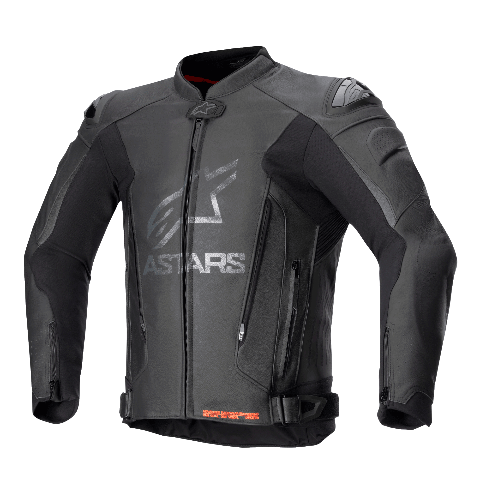 Alpinestars GP Plus V4 leren motorjas, zwarte motorracejas met zilverkleurige ASTARS-branding op de borst, ritssluiting aan de voorzijde, externe DFS-schoudersliders, ventilatieritsen op de buik, verstelbare taillebanden, rode accenten aan de binnenkant van de kraag, premium leer en technische stretchconstructie