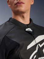 Alpinestars GP Plus V4 Leren Jas, sportmotorjas, zwart en wit, close-up van de kraag van getextureerd leer en Alpinestars logo-tab, witte graphic op de borst, race-afgeleid ontwerp