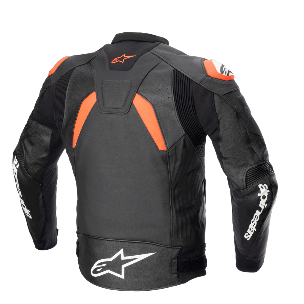 Alpinestars GP Plus V4 Leren Jas, Zwart Rood Fluo en Wit, achteraanzicht met performance stretchpanelen en schouder-sliders, opvallende witte Alpinestars-logo's op de mouwen en taille, race-geïnspireerd sportief silhouet