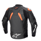 Alpinestars GP Plus V4 Leren Jas, Zwart Rood Fluo en Wit, achteraanzicht met performance stretchpanelen en schouder-sliders, opvallende witte Alpinestars-logo's op de mouwen en taille, race-geïnspireerd sportief silhouet