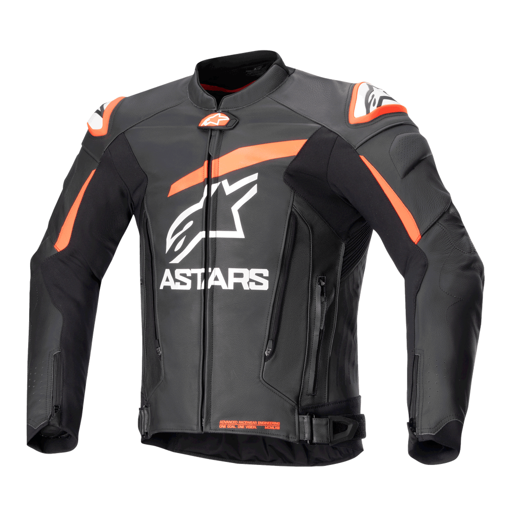 Alpinestars GP Plus V4 leren jas, motorracingjas, zwart met fluoriserend rode en witte accenten, met groot wit ASTARS-logo op de borst, externe schoudersliders en een gestructureerd lederen ontwerp voor hoogwaardige prestaties