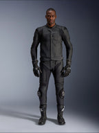 Alpinestars Dusk Airflow Leren Jas, zwart, gedragen met bijpassende motorbroek, handschoenen en laarzen, voorzien van geperforeerd leer voor maximale luchtstroom, ergonomisch multi-paneel ontwerp en interne protectie, professionele weg- en sportuitrusting