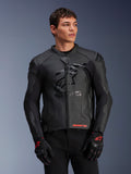 Alpinestars GP Plus R V4 Airflow leren jas, zwarte motorjas met geperforeerd leer, voorzien van prominent ASTARS-logo op de borst en DFS-schouderbescherming, gedragen met zwart-rode handschoenen