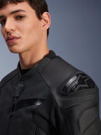 Alpinestars GP Plus R V4 Airflow leren jas, Black Black, close-up van een model met de dual-density DFS-schouderprotector en geperforeerd leer, professionele sportieve motoruitrusting