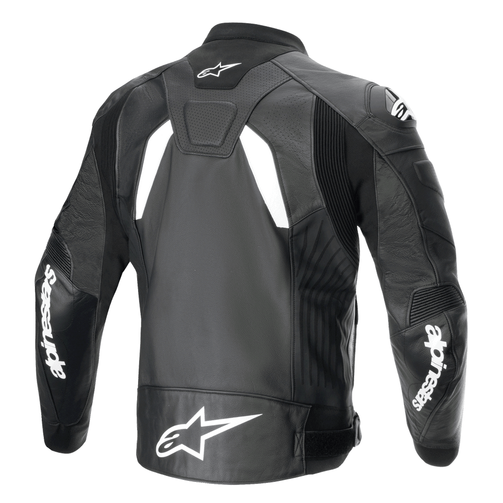 Alpinestars GP Plus R V4 Airflow leren jas, achteraanzicht, zwart en wit, voorzien van geperforeerd leer voor ventilatie, witte Alpinestars-logo's op de mouwen en onderrug, geïntegreerde stretchpanelen voor sportieve prestaties