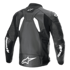 Alpinestars GP Plus R V4 Airflow leren jas, achteraanzicht, zwart en wit, voorzien van geperforeerd leer voor ventilatie, witte Alpinestars-logo's op de mouwen en onderrug, geïntegreerde stretchpanelen voor sportieve prestaties