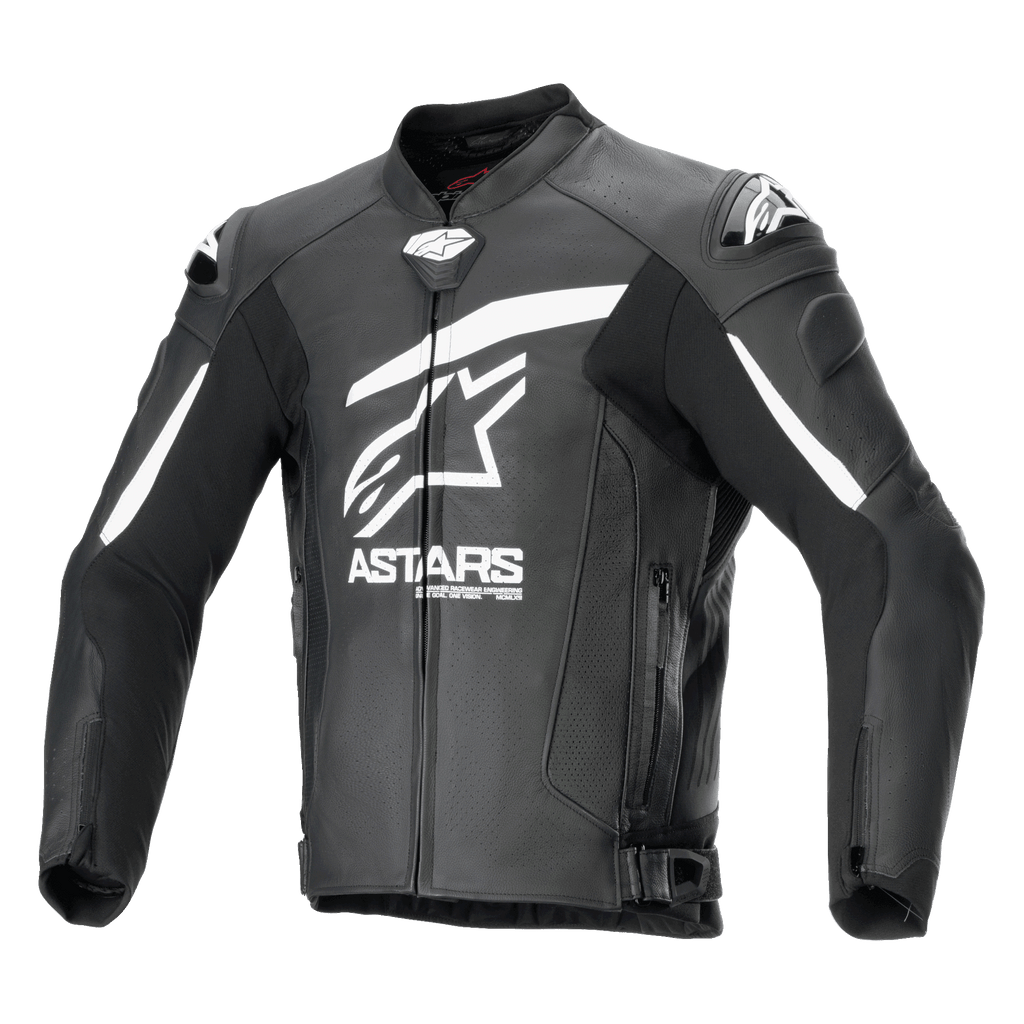 Alpinestars GP Plus R V4 Airflow leren jas, zwart met wit, vooraanzicht met groot wit Astars-logo en tekst op de borst, geperforeerde lederen panelen voor ventilatie, DFS-schoudersliders, zakken met ritssluiting en verstelbare taillebanden, premium lederen motorrace-uitrusting