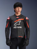 Alpinestars GP Plus R V4 Airflow motorjas, leren racingjas in zwart met rood fluo en witte accenten, gedragen door een model, met een geperforeerde leren constructie, een groot wit ASTARS-logo op de borst en geïntegreerde schouderbescherming voor motorracen