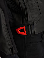 Alpinestars GP Plus R V4 Airflow leren jas close-up, zwart geperforeerd leer met een opvallende rood fluo klittenband verstelband voor de taille, voorzien van een zijzak met ritssluiting en ergonomische panelen met textuur