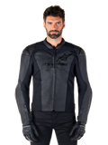 Alpinestars Faster V3 leren jas, zwarte motorjas, hoogwaardig leer met HRSF-stretchpanelen, slanke sportieve pasvorm, versterkte schouders met protectoren, gedragen met zwarte handschoenen, professionele uitrusting voor rijden op de weg