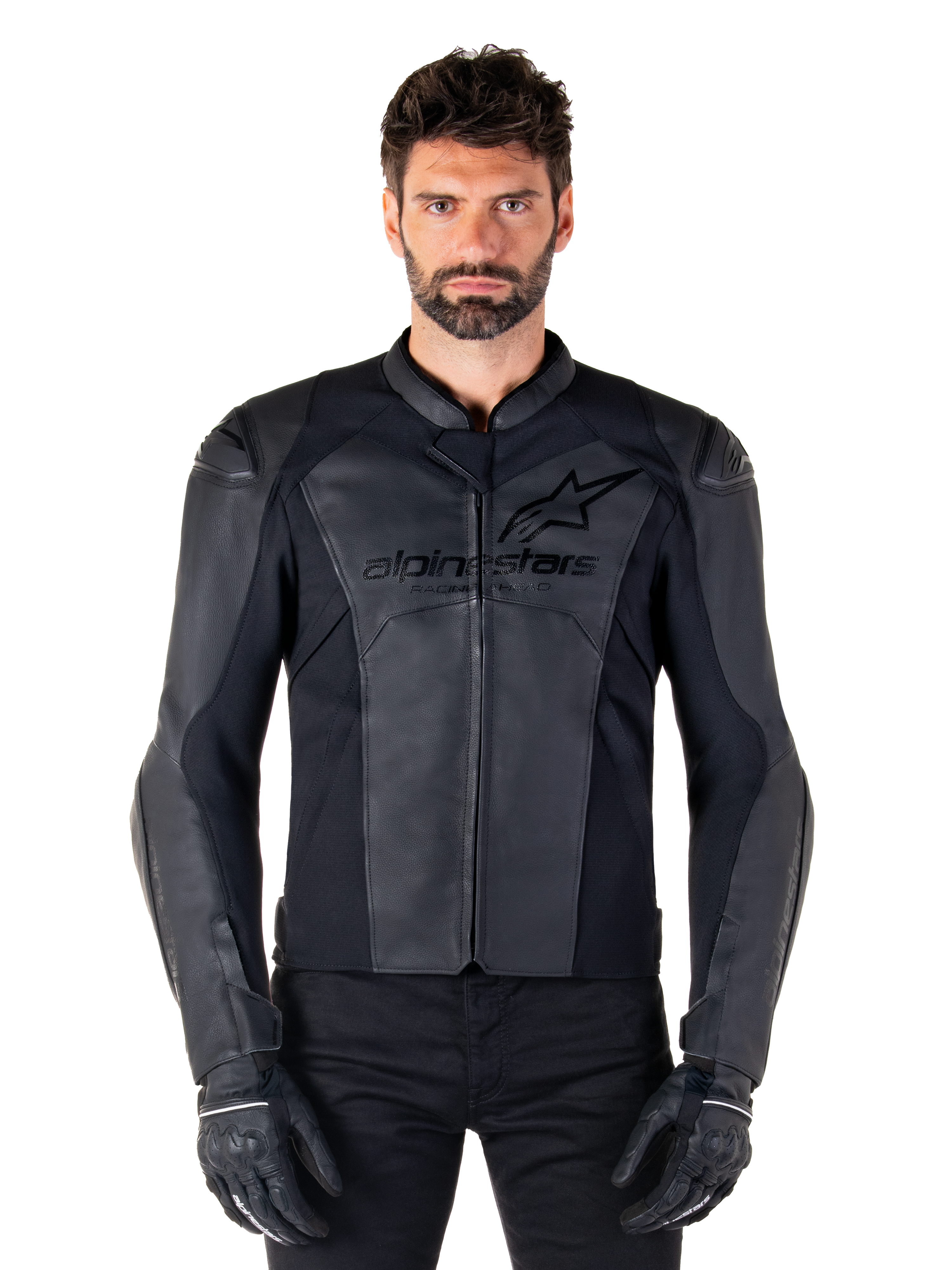 Alpinestars Faster V3 leren jas, zwarte motorjas, hoogwaardig leer met HRSF-stretchpanelen, slanke sportieve pasvorm, versterkte schouders met protectoren, gedragen met zwarte handschoenen, professionele uitrusting voor rijden op de weg
