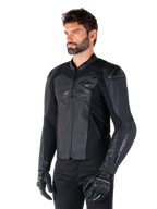 Alpinestars Faster V3 Leren Jas, sportief motorjack, zwart zwart, gedragen door een mannelijk model met zwarte broek en handschoenen, hoogwaardige leren constructie met stretchpanelen en DFS GP Lite schouderbeschermers, strak en modern sportief silhouet