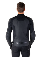 Achteraanzicht van een man die de Alpinestars Faster V3 Leren Jas in Black Black draagt, met premium lederen panelen en flexibele stretch-inzetten, subtiele 'alpinestars' en 'RACING AHEAD' branding op de onderrug, atletische sportpasvorm voor motorrijden.