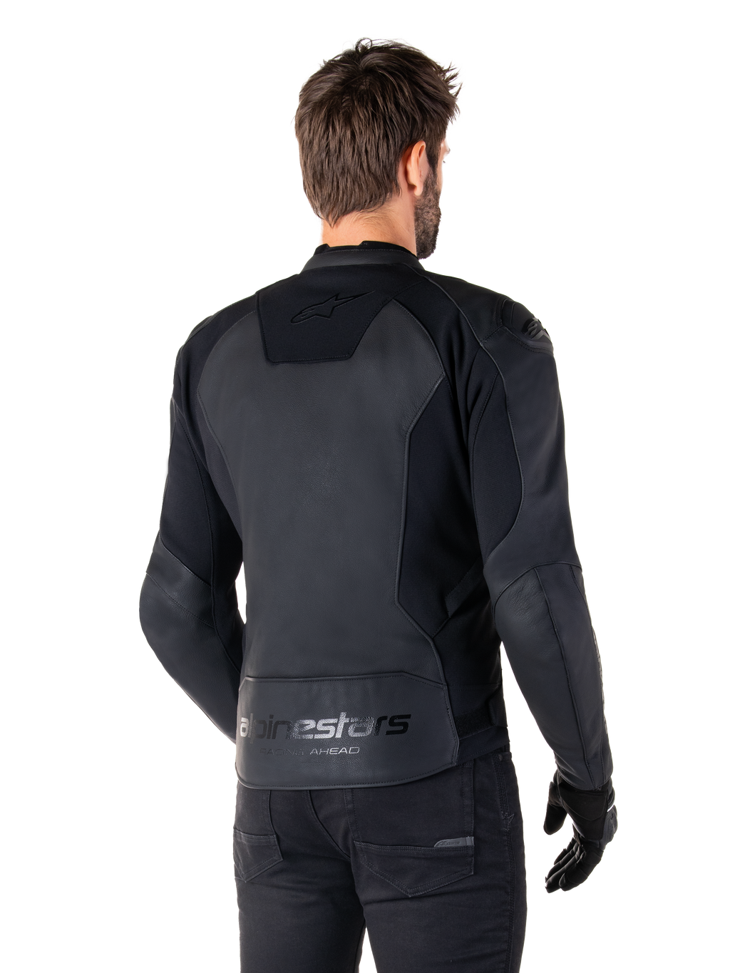 Alpinestars Faster V3 Leren Jas, Zwart, achteraanzicht van model dat de sportieve motorjas draagt, met 'alpinestars' en 'RACING AHEAD' logo's op de onderrug, premium leer met matte panelen, modern sportief silhouet voor motorrijden