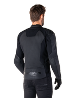 Alpinestars Faster V3 Leren Jas, Zwart, achteraanzicht van model dat de sportieve motorjas draagt, met 'alpinestars' en 'RACING AHEAD' logo's op de onderrug, premium leer met matte panelen, modern sportief silhouet voor motorrijden