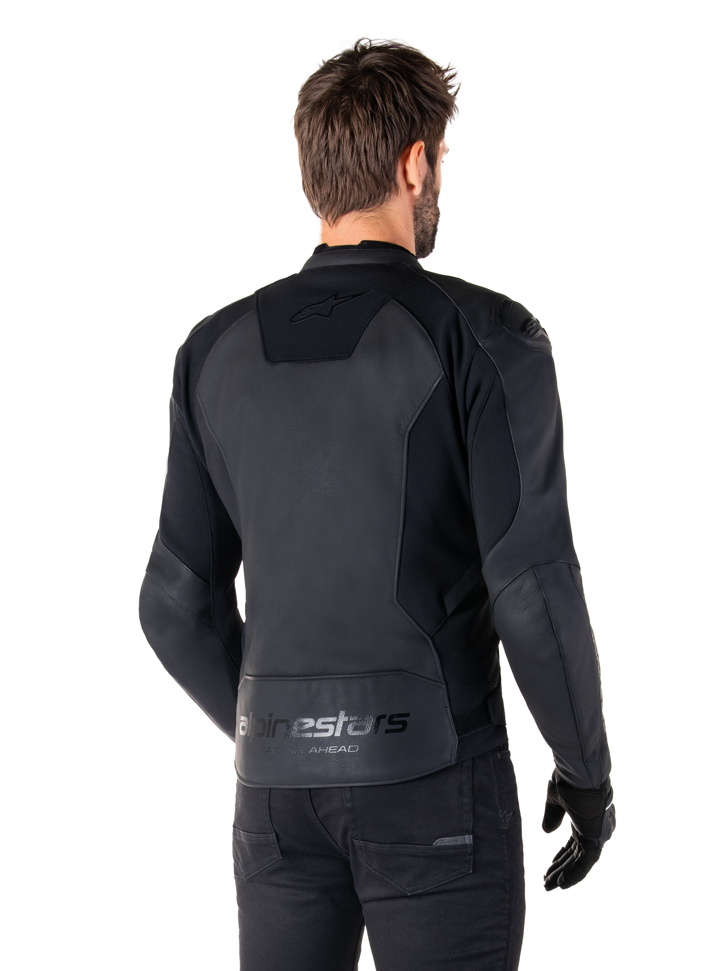 Alpinestars Faster V3 Leren Jas, Zwart, achteraanzicht van model dat de sportieve motorjas draagt, met 'alpinestars' en 'RACING AHEAD' logo's op de onderrug, premium leer met matte panelen, modern sportief silhouet voor motorrijden