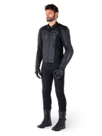 Alpinestars Faster V3 Leren Jas, Black Black, gedragen met een zwarte broek, handschoenen en laarzen, voorzien van een technische lederen constructie met HRSF-stretchpanelen, geïntegreerde DFS GP Lite-schouderbeschermers en een strak, sportief silhouet