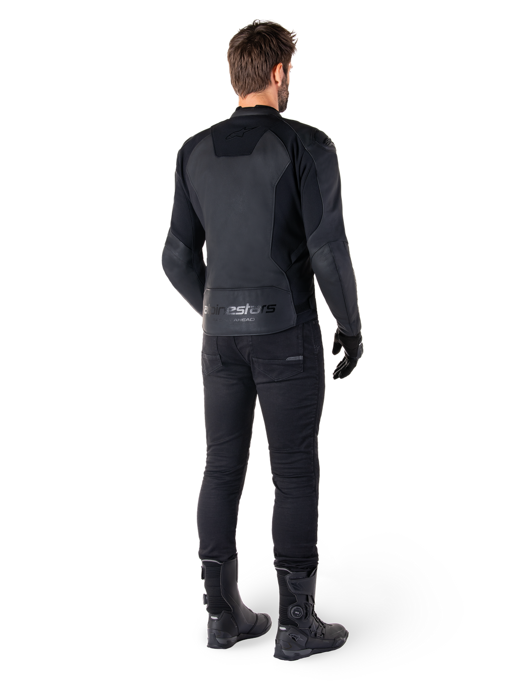Alpinestars Faster V3 Leren Jas, Black Black, achteraanzicht van een rijder, met premium leren panelen en Alpinestars-branding in reliëf, gecombineerd met een zwarte motorbroek en laarzen voor een complete sportieve motorlook.