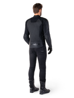 Alpinestars Faster V3 Leren Jas, Black Black, achteraanzicht van een rijder, met premium leren panelen en Alpinestars-branding in reliëf, gecombineerd met een zwarte motorbroek en laarzen voor een complete sportieve motorlook.