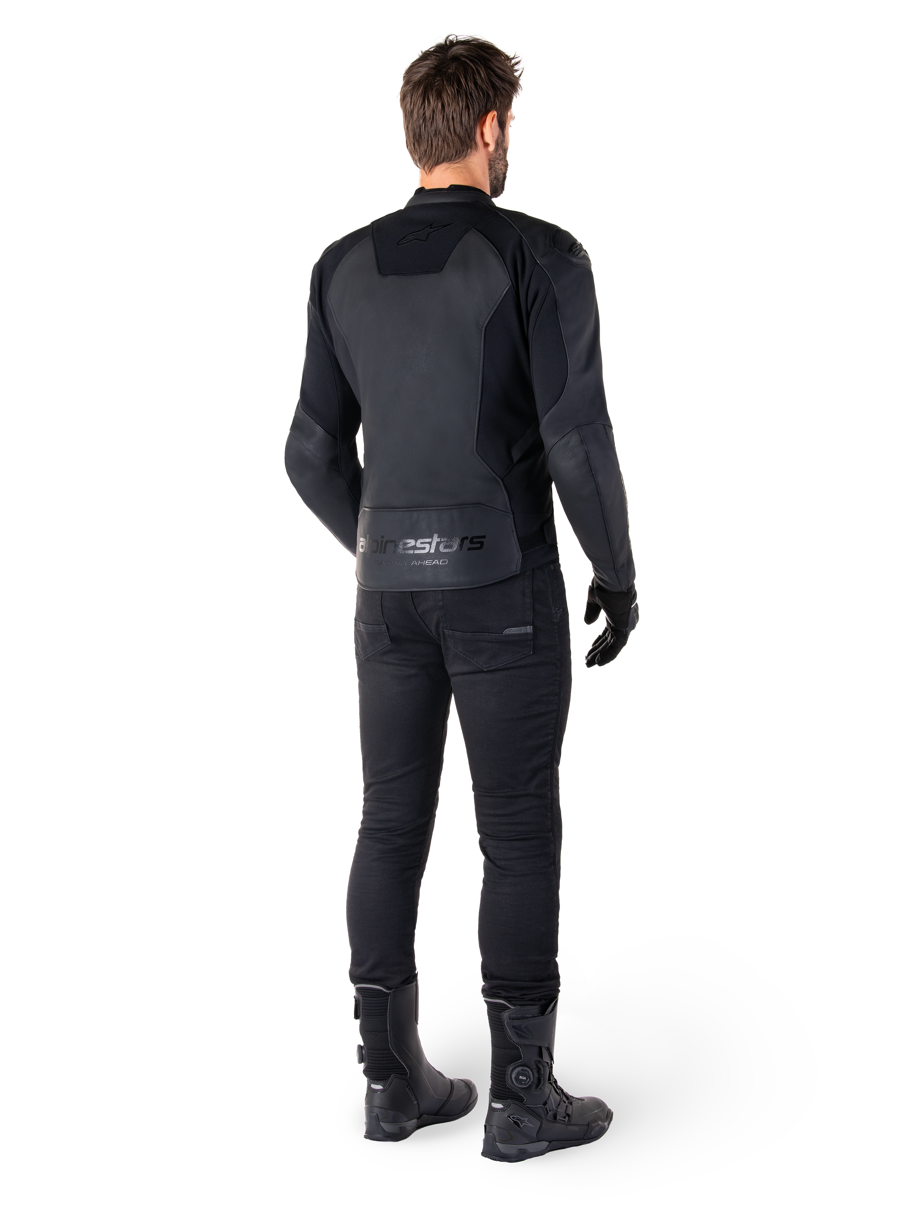 Alpinestars Faster V3 Leren Jas, Black Black, achteraanzicht van een rijder, met premium leren panelen en Alpinestars-branding in reliëf, gecombineerd met een zwarte motorbroek en laarzen voor een complete sportieve motorlook.