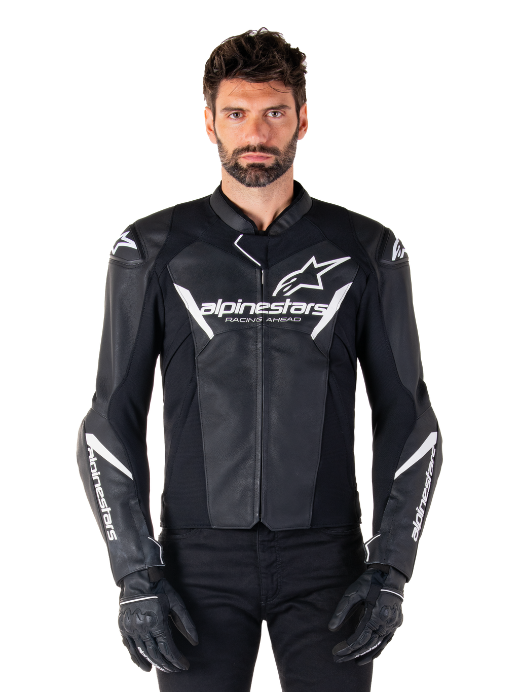 Alpinestars Faster V3 leren jas, zwart-wit motorracejack, voorzien van opvallende witte logo's en 'Racing Ahead' tekst op de borst, strak leren ontwerp met hoekige accenten op de mouwen, gedragen met zwarte racehandschoenen