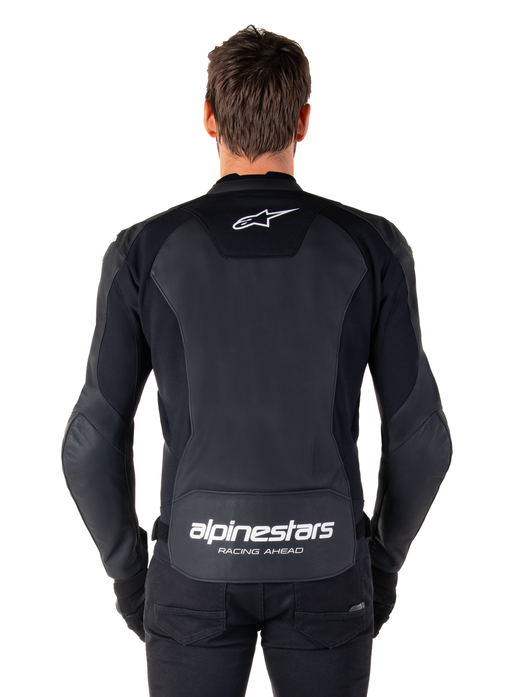 Alpinestars Faster V3 leren jas, sportieve motorjas, zwart met witte branding, achteraanzicht gedragen door model, voorzien van het Alpinestars-logo op de bovenrug en 'RACING AHEAD'-tekst op de onderrug, premium leren constructie met ergonomische stretchpanelen
