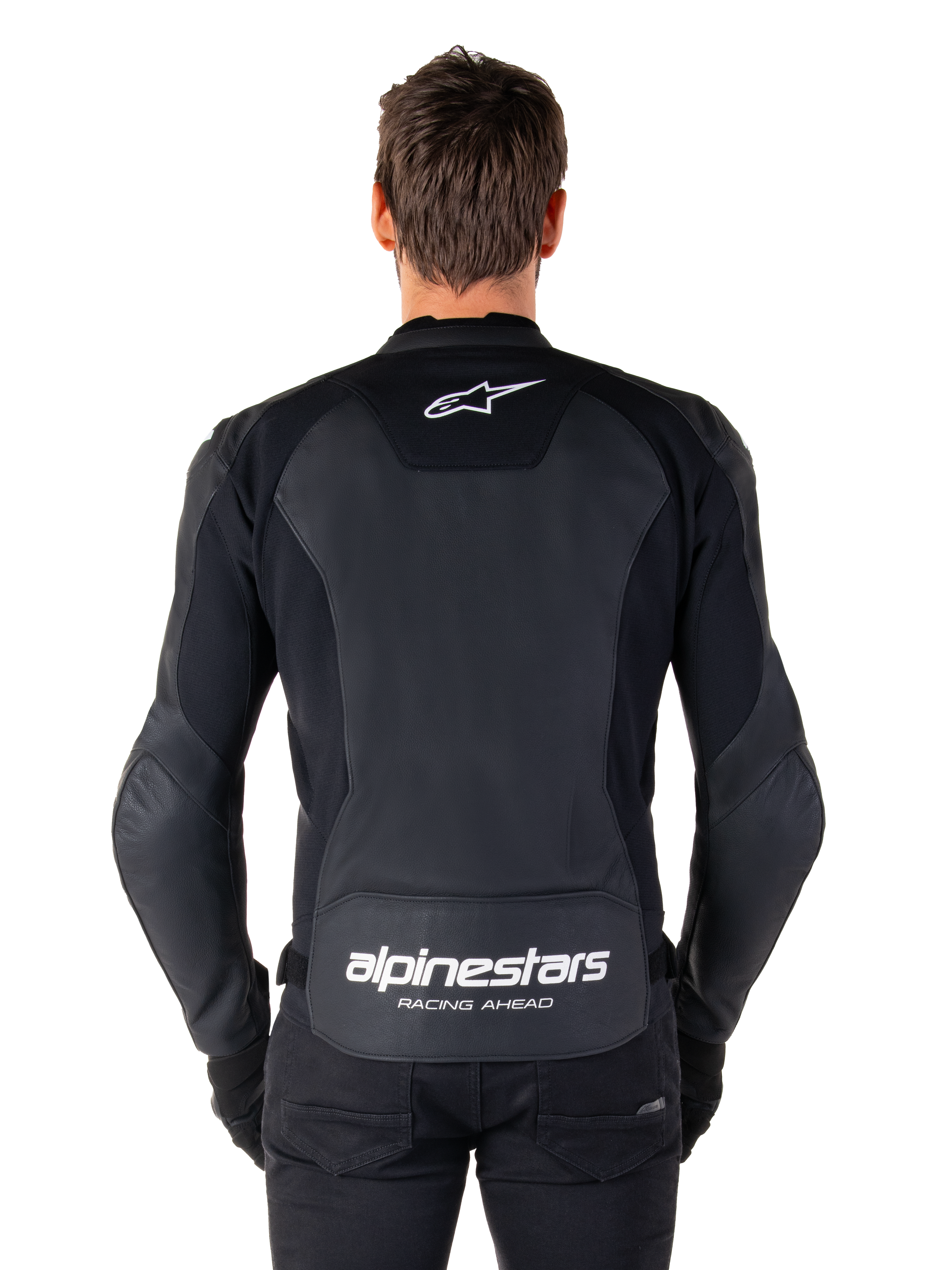 Alpinestars Faster V3 leren jas, sportieve motorjas, zwart met witte branding, achteraanzicht gedragen door model, voorzien van het Alpinestars-logo op de bovenrug en 'RACING AHEAD'-tekst op de onderrug, premium leren constructie met ergonomische stretchpanelen