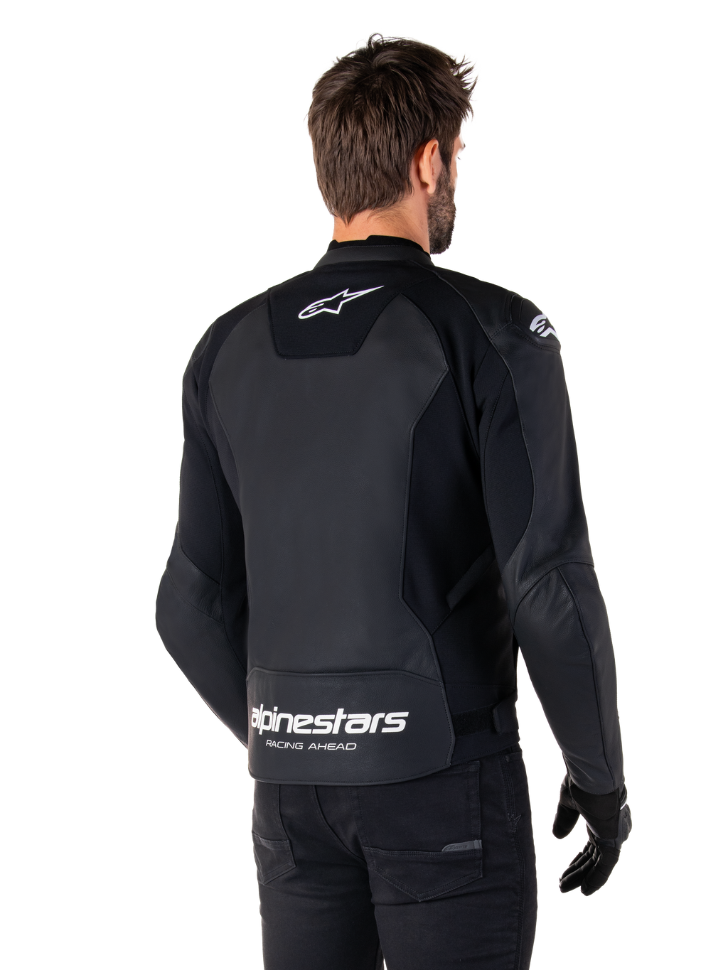Alpinestars Faster V3 Leren Jas, zwart en wit, achteraanzicht op een rijder, met wit sterlogo op de bovenrug en groot Alpinestars-logo met "Racing Ahead" op de onderzijde van de rug, verlengde achterzijde voor extra bedekking tijdens het rijden, hoogwaardige sportleren constructie