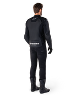 Alpinestars Faster V3 Leren Jas, achteraanzicht, zwart en wit, met 'alpinestars RACING AHEAD' branding op de onderrug, gedragen met zwarte motorbroek en laarzen, sportieve leren motorjas met stretchpanelen.