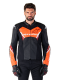Alpinestars Faster V3 Airflow leren jas, motorracejas, zwart en fluo rood, geperforeerde leren constructie met witte en rode accenten, gedragen met zwarte handschoenen, performance motorkleding voor op de weg
