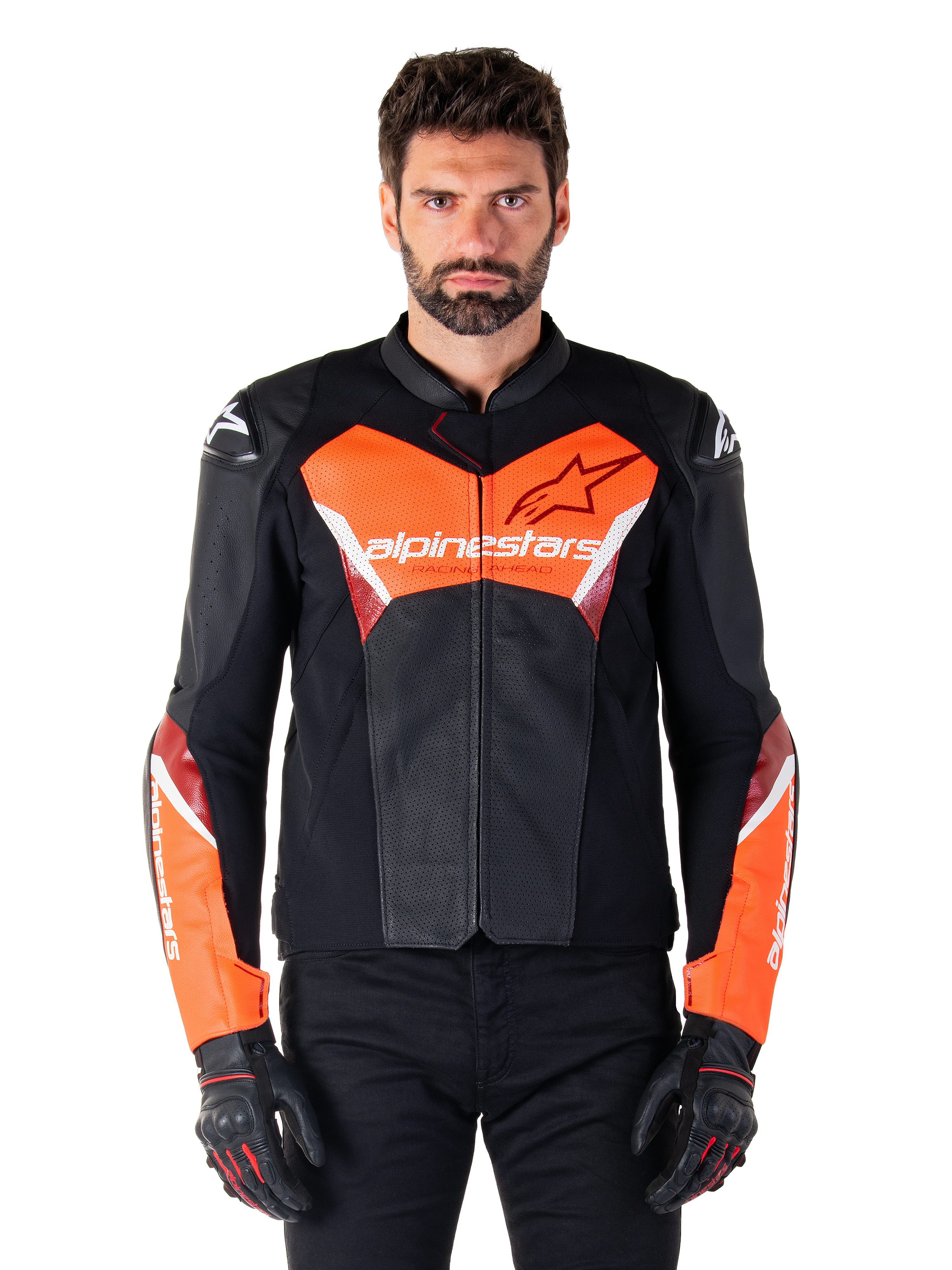 Alpinestars Faster V3 Airflow leren jas, motorracejas, zwart en fluo rood, geperforeerde leren constructie met witte en rode accenten, gedragen met zwarte handschoenen, performance motorkleding voor op de weg