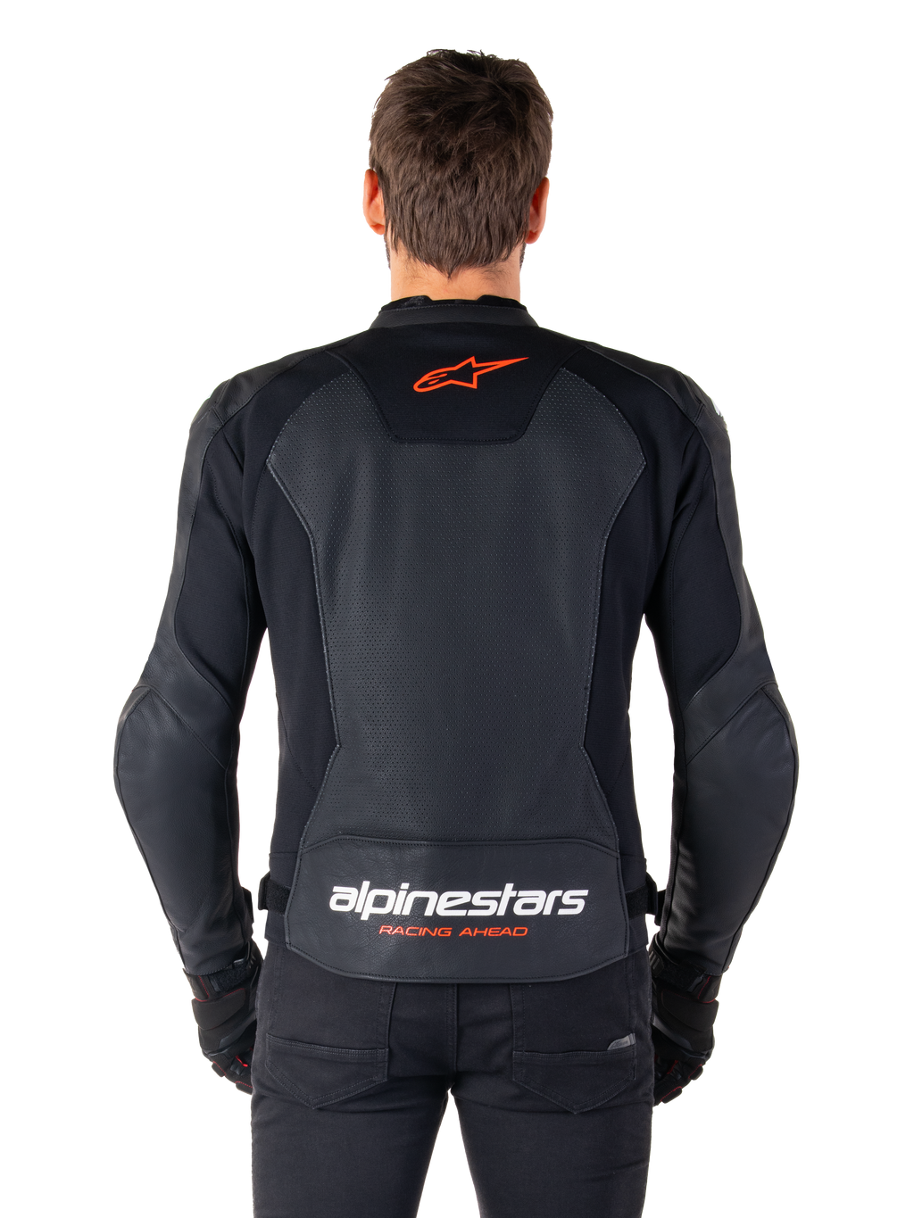 Alpinestars Faster V3 Airflow Leren Jas, zwart, achteraanzicht met geperforeerde leren panelen voor ventilatie, rood Alpinestars sterlogo en witte merknaam op de onderrug, gedragen met zwarte broek en handschoenen