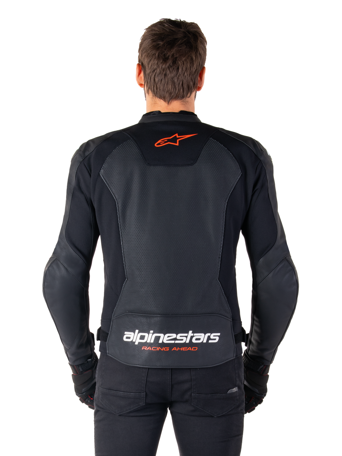 Alpinestars Faster V3 Airflow Leren Jas, zwart, achteraanzicht met geperforeerde leren panelen voor ventilatie, rood Alpinestars sterlogo en witte merknaam op de onderrug, gedragen met zwarte broek en handschoenen