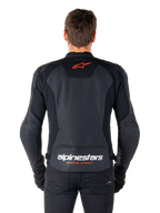 Alpinestars Faster V3 Airflow Leren Jas, zwart, achteraanzicht met geperforeerde leren panelen voor ventilatie, rood Alpinestars sterlogo en witte merknaam op de onderrug, gedragen met zwarte broek en handschoenen