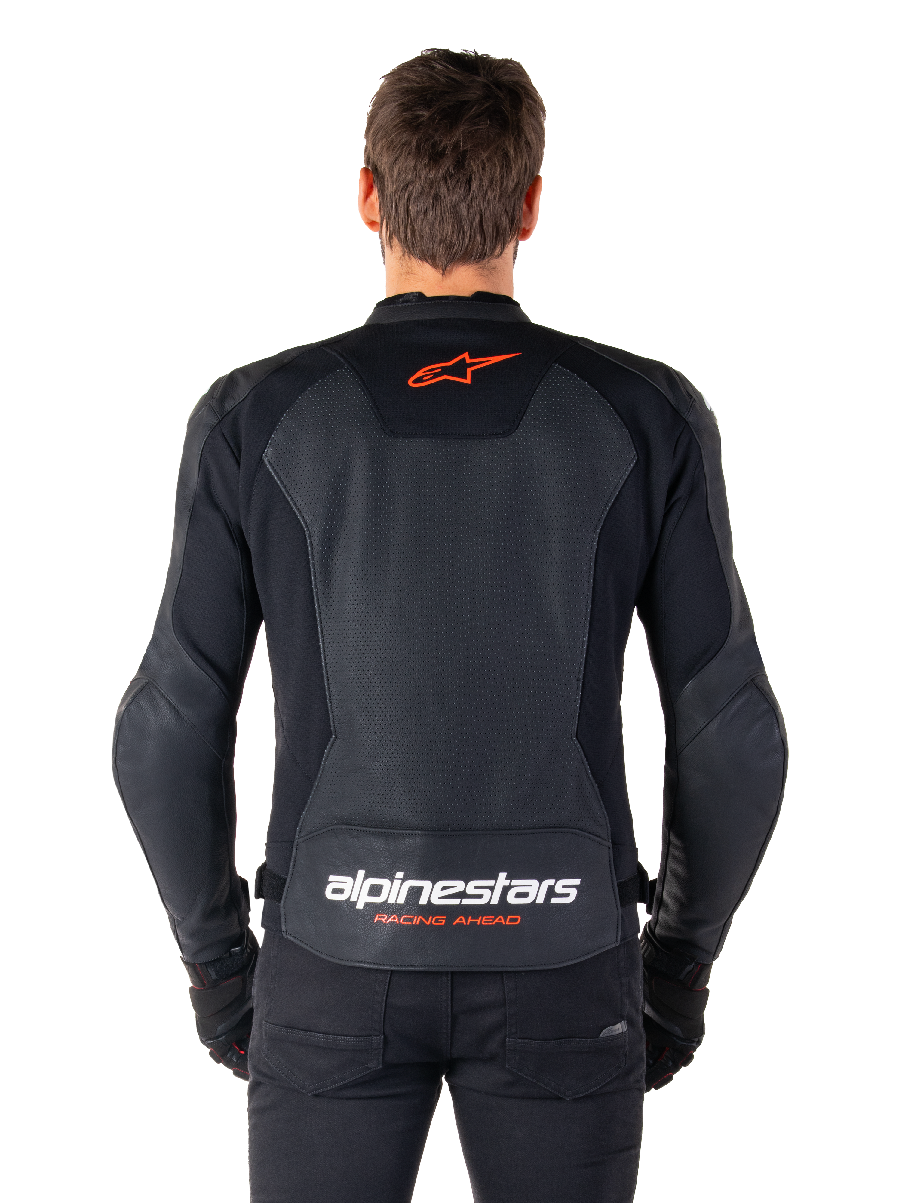 Alpinestars Faster V3 Airflow Leren Jas, zwart, achteraanzicht met geperforeerde leren panelen voor ventilatie, rood Alpinestars sterlogo en witte merknaam op de onderrug, gedragen met zwarte broek en handschoenen