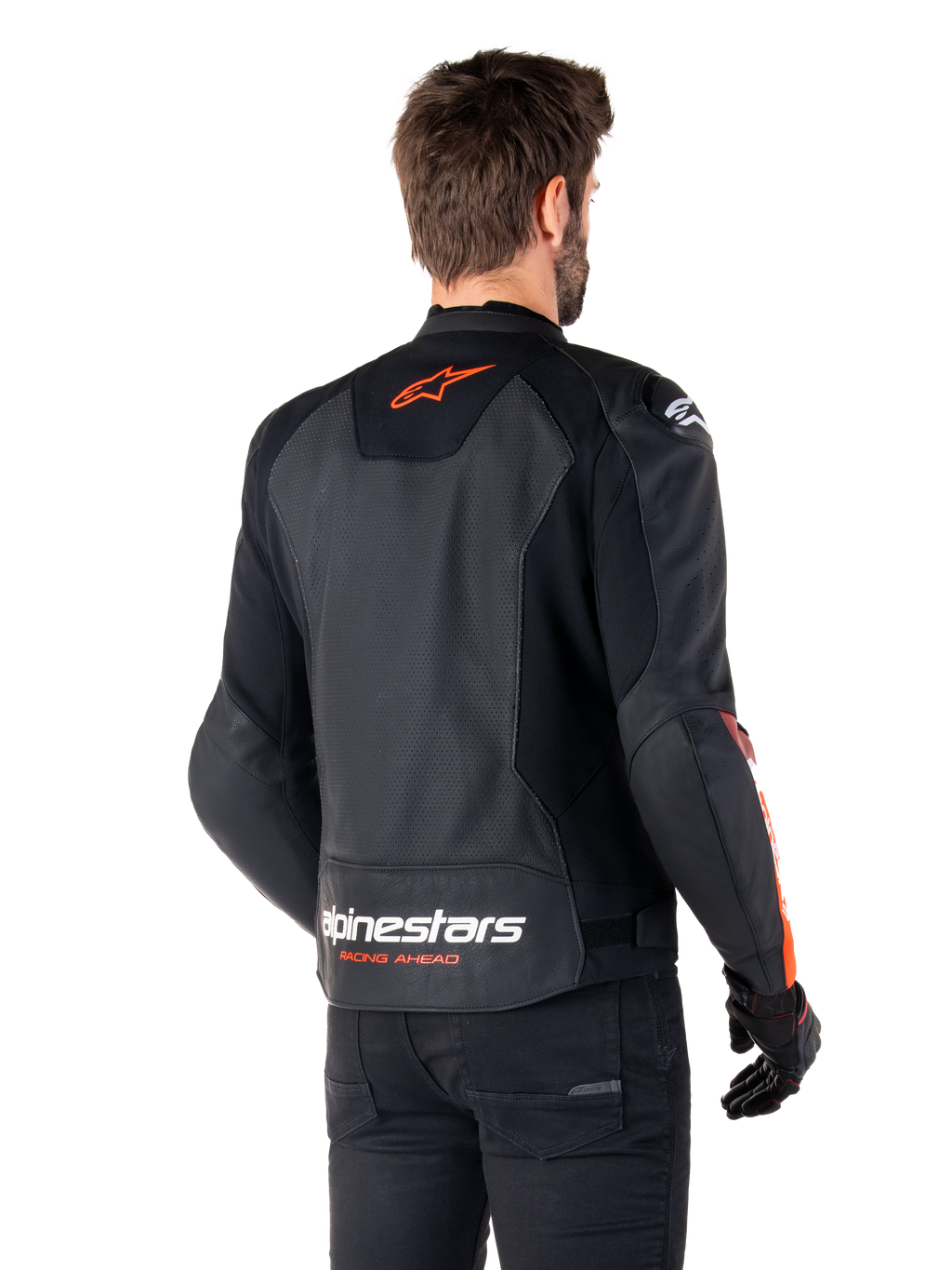 Alpinestars Faster V3 Airflow Leren Jas, sportief motorjack, zwart met rood fluo, achteraanzicht, voorzien van geperforeerde leren panelen, oranjerood Alpinestars-logo op de bovenrug en witte branding op de onderrug, gedragen met zwarte broek en handschoenen, strakke, race-geïnspireerde stijl