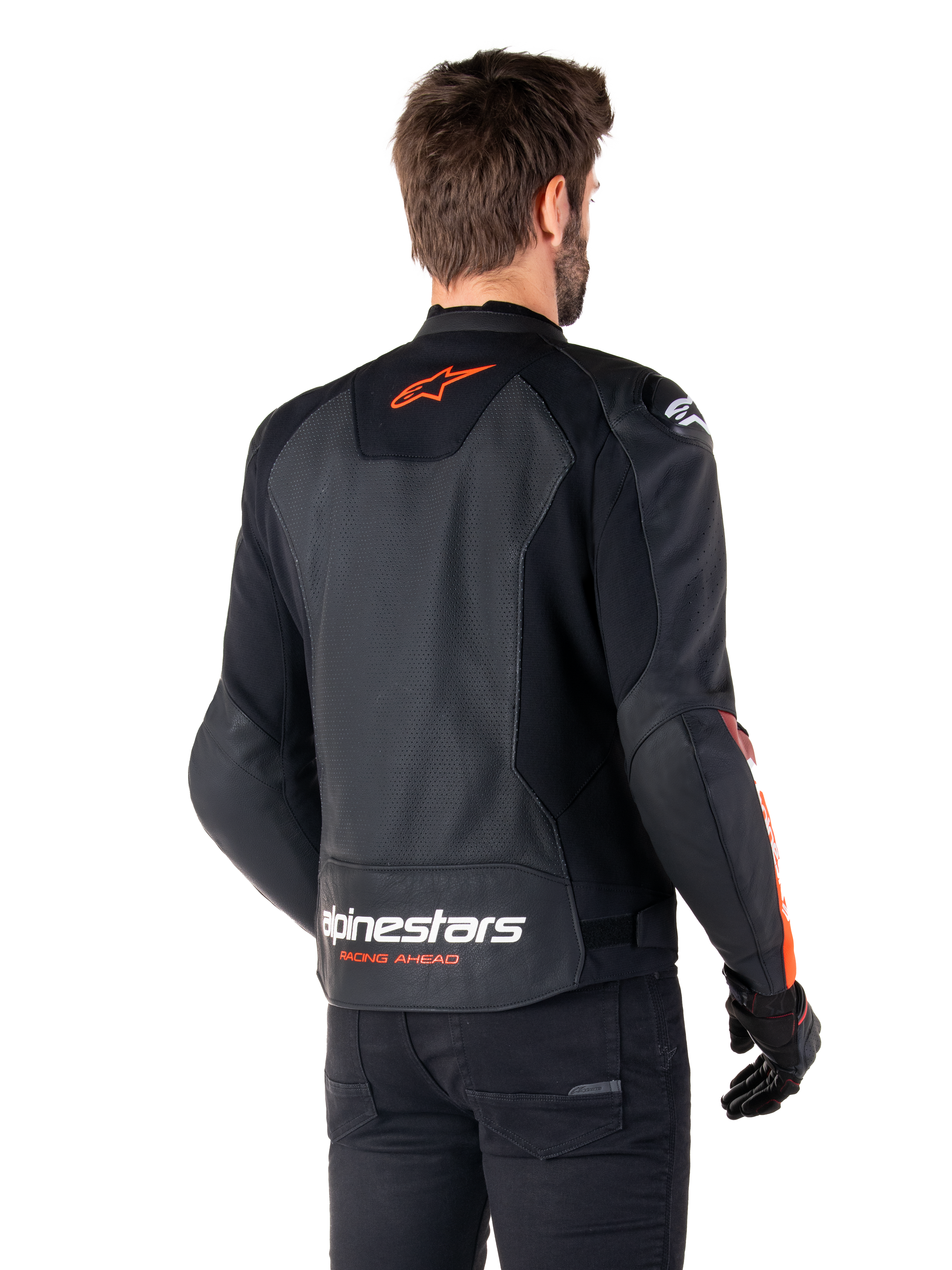 Alpinestars Faster V3 Airflow Leren Jas, sportief motorjack, zwart met rood fluo, achteraanzicht, voorzien van geperforeerde leren panelen, oranjerood Alpinestars-logo op de bovenrug en witte branding op de onderrug, gedragen met zwarte broek en handschoenen, strakke, race-geïnspireerde stijl