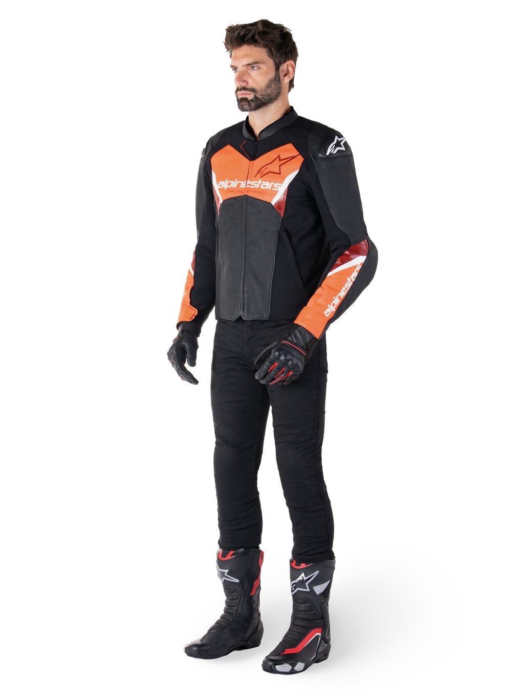 Alpinestars Faster V3 Airflow leren jas, zwart en fluo rood, gedragen door een mannelijk model met zwarte motorbroek, handschoenen en racelaarzen, voorzien van geperforeerd leer en een sportief silhouet.
