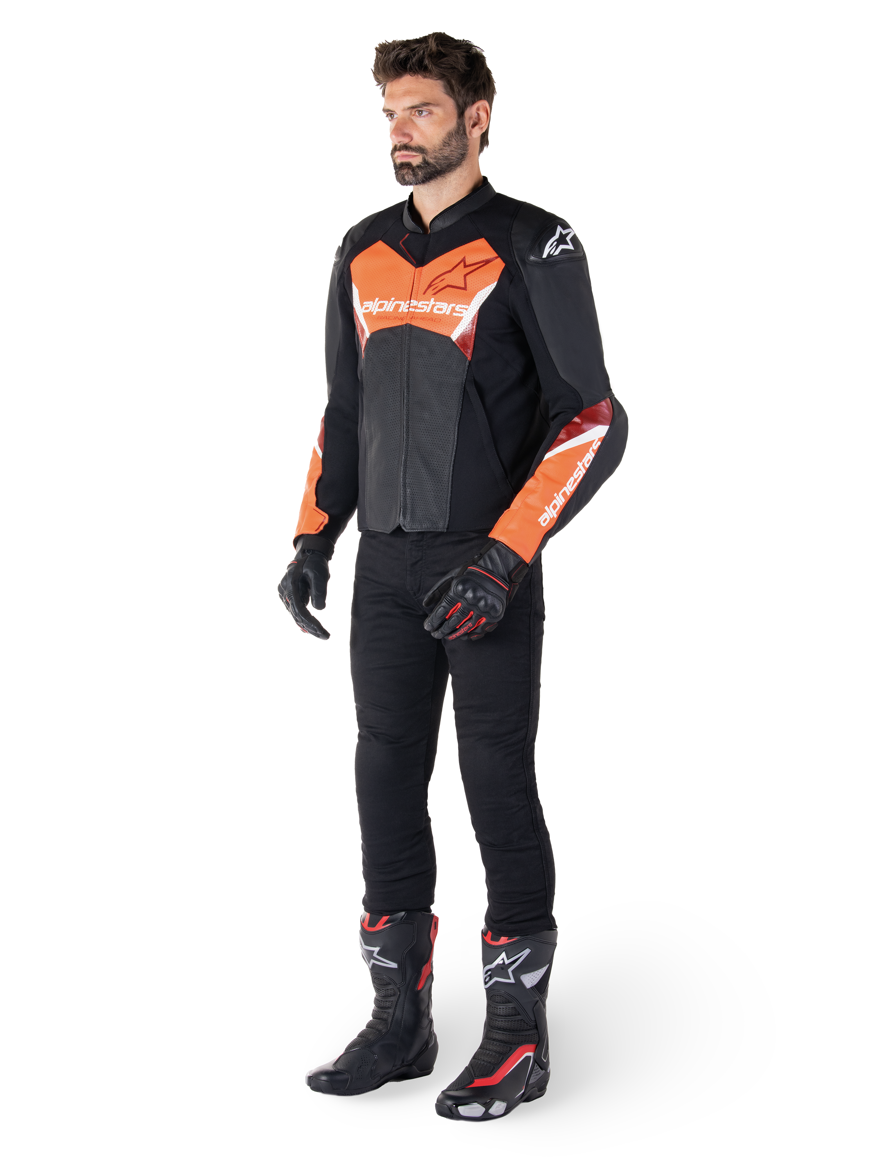 Alpinestars Faster V3 Airflow leren jas, zwart en fluo rood, gedragen door een mannelijk model met zwarte motorbroek, handschoenen en racelaarzen, voorzien van geperforeerd leer en een sportief silhouet.