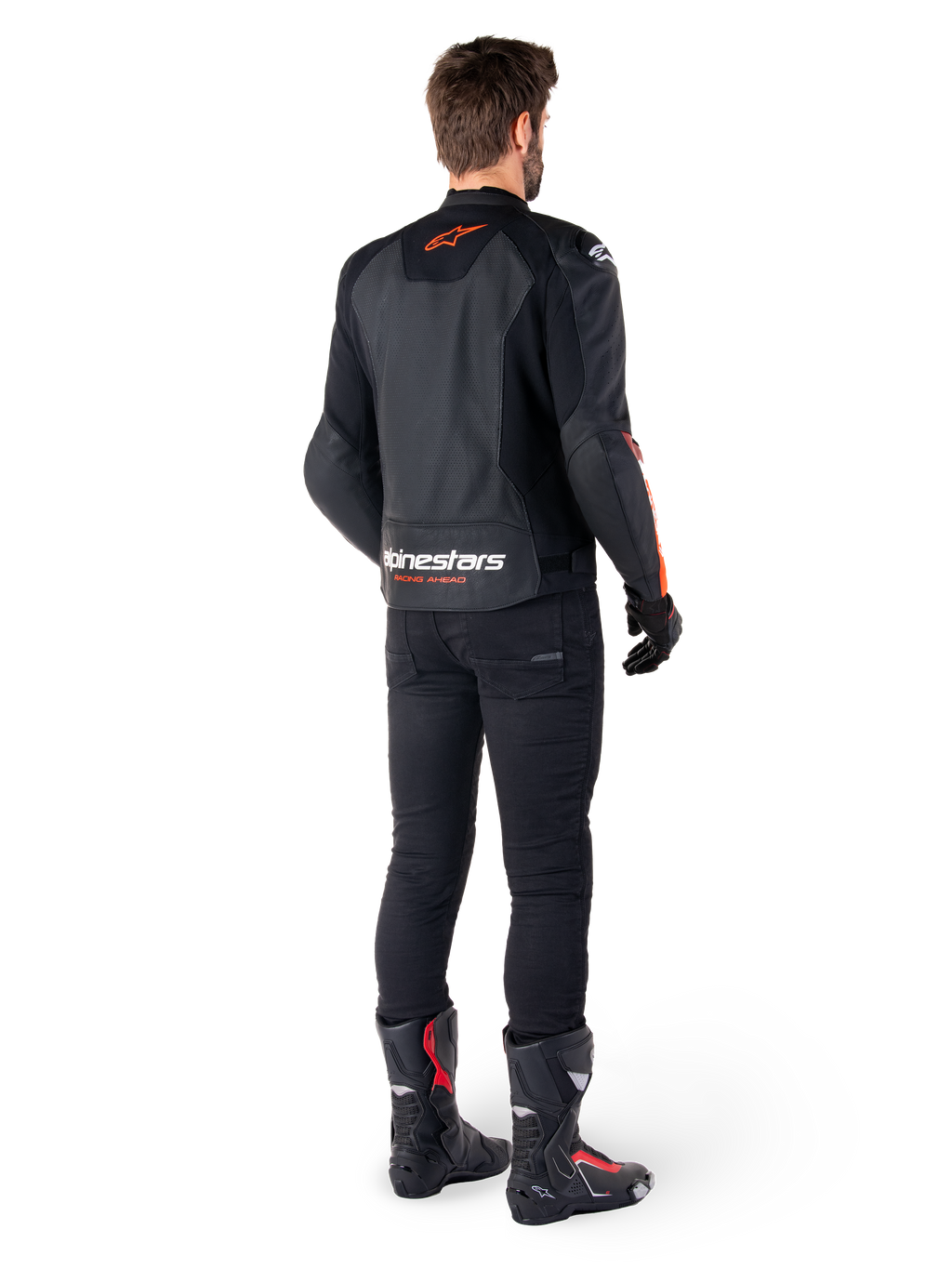 Alpinestars Faster V3 Airflow leren jas, zwart en rood fluo, van achteren gezien op een rijder, met geperforeerde leren panelen en opvallende branding, gedragen met zwarte broek en motorlaarzen, sportieve motoruitrusting.
